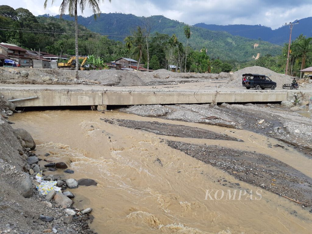 Sedimentasi memenuhi Sungai Natam, Kabupaten Aceh Tenggara, Aceh, setelah dilanda banjir bandang pada November 2018. Aceh Tenggara mengalami kerugian besar akibat bencana alam.