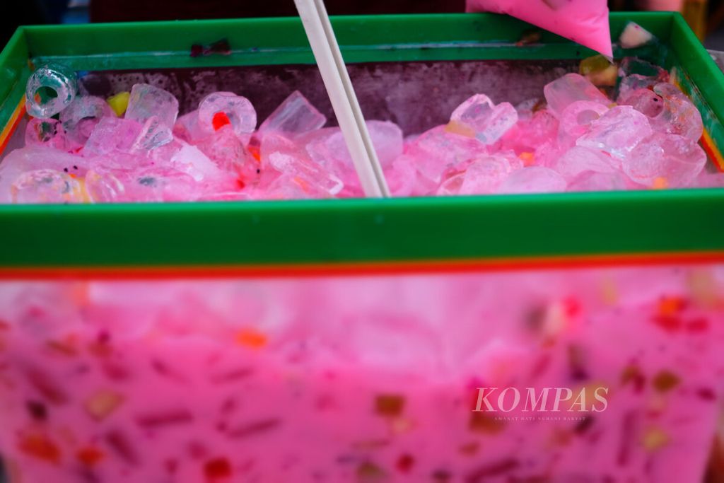 Aneka minuman untuk berbuka puasa yang dijual di salah satu pedagang di pinggir jalan kawasan Petukangan Selatan, Jakarta Selatan, Sabtu (25/4/2020). Pada bulan Ramadhan, banyak warga yang berpuasa membeli makanan dan minuman untuk berbuka puasa dari pedagang dadakan di pinggir jalan. Tajil favorit adalah gorengan dan aneka minuman es. 