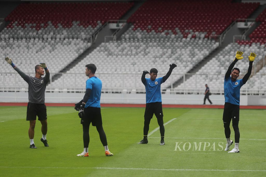 Tiga penjaga gawang tim nasional Indonesia berlatih terpisah di Stadion Utama Gelora Bung Karno, Jakarta, Rabu (28/12/2022). 