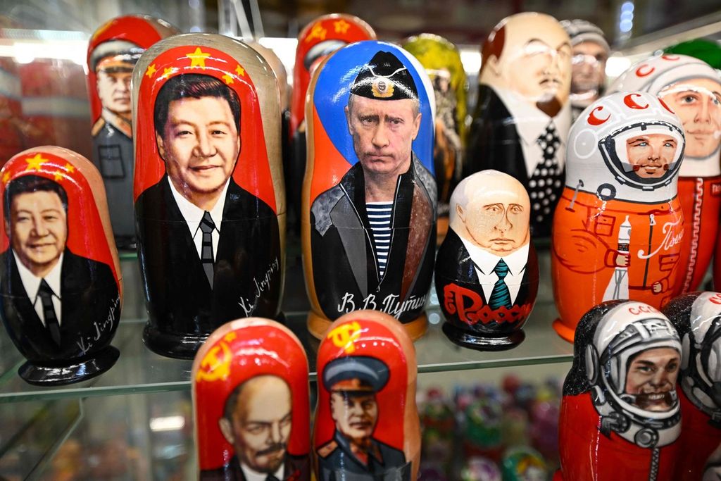 Foto yang diambil per 20 Maret 2023 ini menunjukkan boneka kayu souvenir tradisional Rusia yang disebut Matryoshka yang antara lain menampilkan karakter Presiden China Xi Jinping dan Presiden Rusia Vladimir Putin di sebuah pusat oleh-oleh di Moskwa, Rusia. (Photo by NATALIA KOLESNIKOVA / AFP)