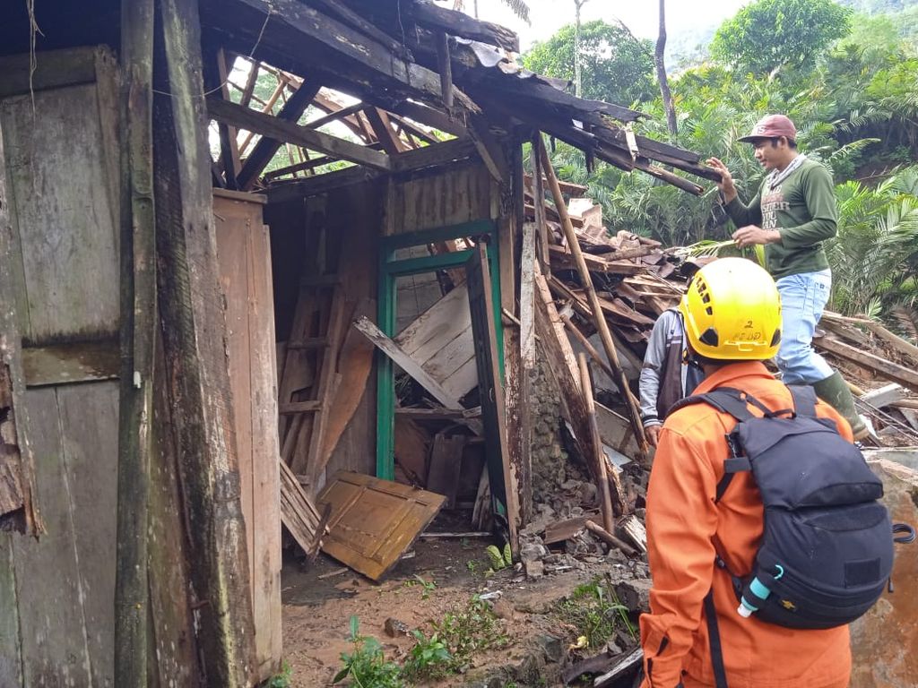 Tanah longsor terjadi di Desa Nagasari, Kecamatan Pagentan, Kabupaten Banjarnegara, Jawa Tengah, Selasa (6/2/2024). Empat rumah rusak akibat longsor dan puluhan warga mengungsi ke tempat aman.