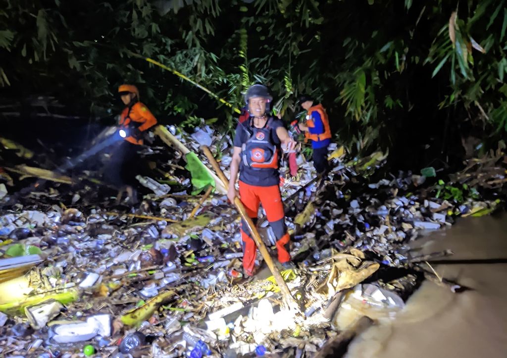 Tim SAR gabungan melakukan pencarian korban hanyut di Bandar Lampung, Senin (8/1/2024) malam. 