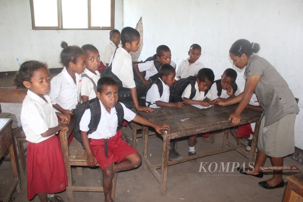 Salah satu ibu guru honorer di Desa Kopa, Kecamatan Alor Timur, NTT, juga mengajar sukarela sambil mengikuti kuliah PGSD di Kalabahi, Alor. Ia sedang mengajar siswa kelas 1-3 untuk membaca, menulis, dan menghitung, Mei 2017.