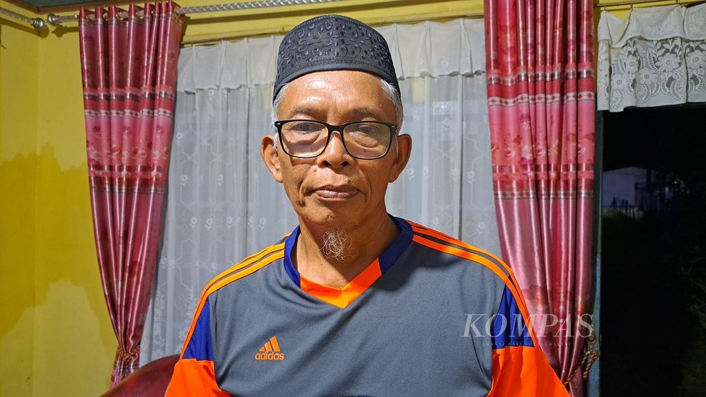 Zaibir Usman (63), ayah pegiat konservasi Yaparudin yang ditangkap atas kasus perdagangan kulit harimau, ketika dijumpai di rumahnya, Nagari Tebing Tinggi Tapan, Kecamatan Ranah Ampek Hulu Tapan, Pesisir Selatan, Sumatera Barat, Minggu (7/5/2023).