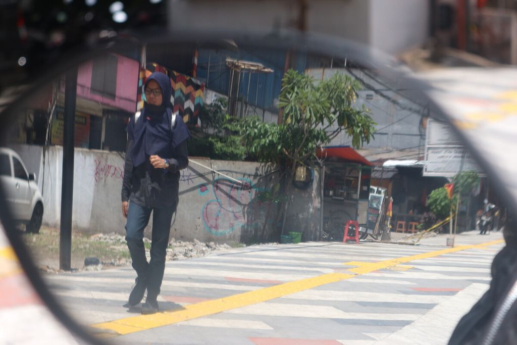 Seorang pejalan kaki sedang menggunakan trotoar Jalan Margonda Raya, Depok, Jawa Barat, Selasa (29/11/2022). Revitalisasi trotoar ini direncanakan selesai akhir 2022.