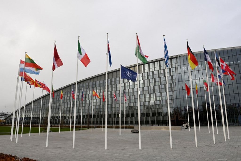 Bendera negara-negara anggota Pakta Pertahanan Atlantik Utara (NATO) berkibar di depan markas besar NATO di Brussel, Belgia, Rabu, 16 November 2022 saat para duta besar negara anggota aliansi berkumpul membahas ledakan rudal di Polandia.