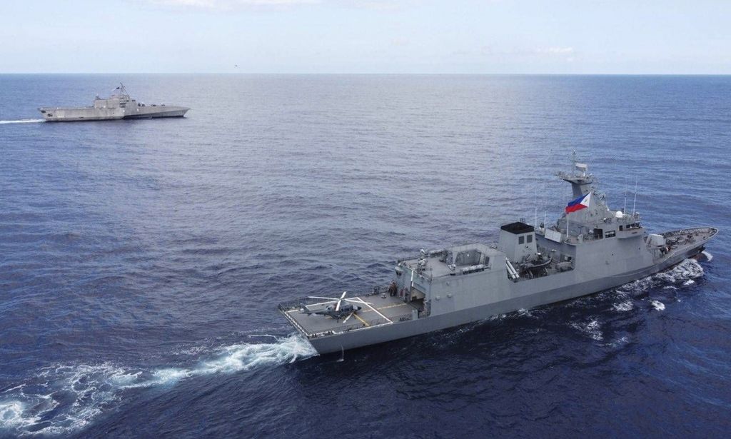 Foto selebaran yang dirilis Angkatan Bersenjata Filipina menunjukkan kapal Filipina, BRP Jose Rizal (kanan), dan kapal perang AS, USS Gabrielle Gifford, saat latihan gabungan taktis Filipina-AS di Laut Filipina Barat, 23 November 2023. 