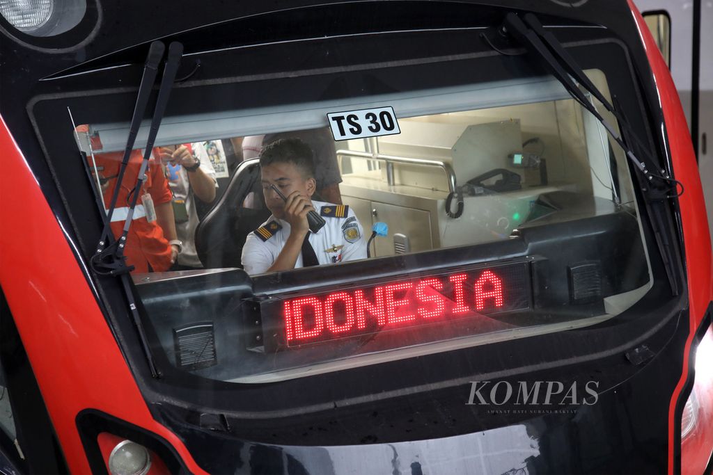 <i>Train attendant </i>berada di moda lintas rel terpadu (LRT) Jabodebek di Stasiun Dukuh Atas, Jakarta, Kamis (6/7/2023). 