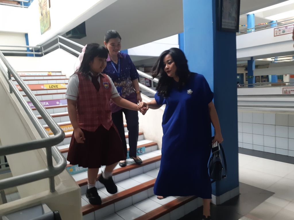 Orangtua menemui anaknya di SD Kristen 6 Penabur, Kelapa Gading, Jakarta, pada Senin (23/10/2023). Sekolah tersebut merupakan salah satu sekolah swasta favorit di Jakarta.
