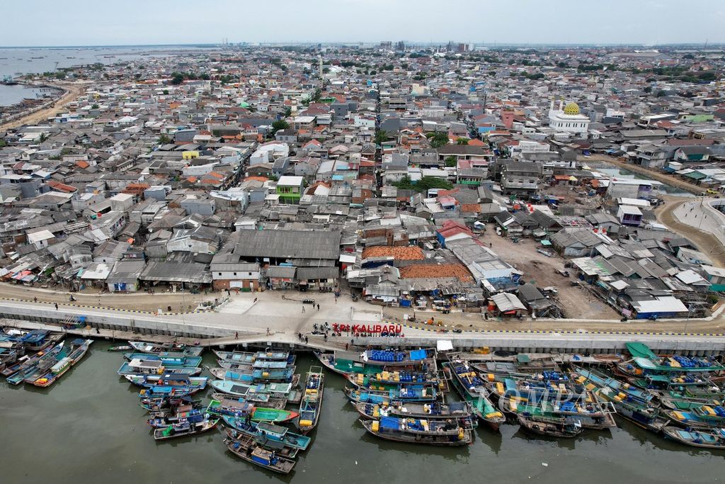 Kapal-kapal nelayan bersandar di Pelabuhan Kalibaru, Cilincing, Jakarta Utara, yang baru selesai dibangun, Selasa (17/1/202). Keberadaan pelabuhan baru itu membuat kawasan tersebut terlihat lebih rapi dan tertata. 