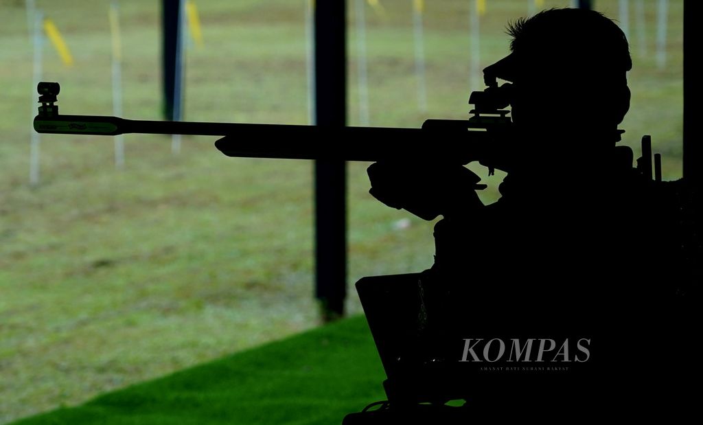 Siluet atlet nasional cabang menembak Davin Rosyid Wibowo ketika mengikuti pemusatan pelatihan SEA Games XXXI Vietnam 2021 di Lapangan Tembak Senayan, Jakarta, Kamis (21/4/2022). 