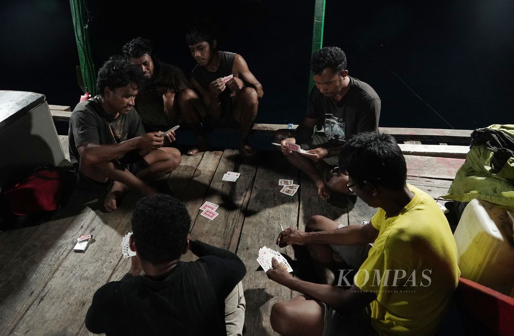 Suasana di atas bagan nelayan di desa Teluk Buli, Kecamatan Maba, Kabupaten Halmahera Timur, Maluku Utara, 5 September 2023. 
