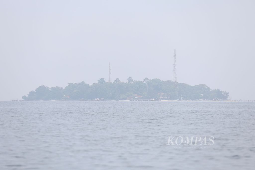 Kabut menutupi Pulau Cipir, Kepulauan Seribu, DKI Jakarta.
