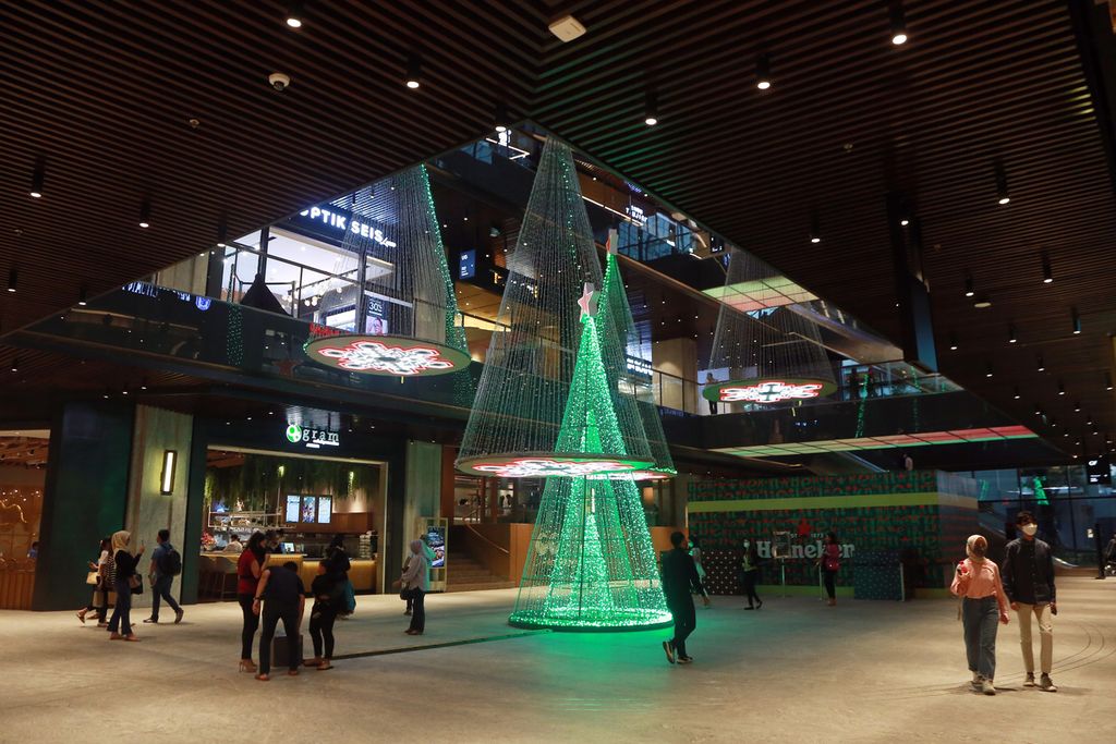 Suasana aula Astha Mall di Jakarta Selatan dihiasi ornamen pohon Natal, Jumat (9/12/2022).
