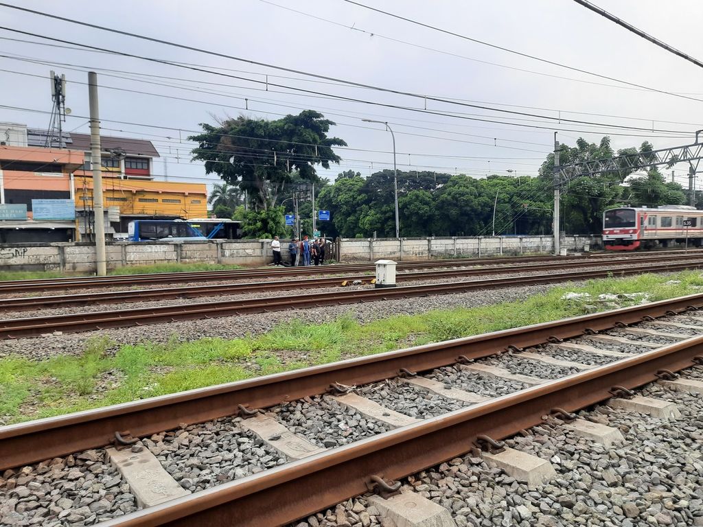 Dugaan akses masuk Kepala Satuan Narkoba Polres Jakarta Timur Komisaris Besar Buddy Alfrits Towoliu menuju rel kereta api di Jalan Bekasi Timur, Jatinegara, Jakarta Timur, Sabtu (29/4/2023). Ia ditemukan tewas tergeletak masih berpakaian seragam lengkap.