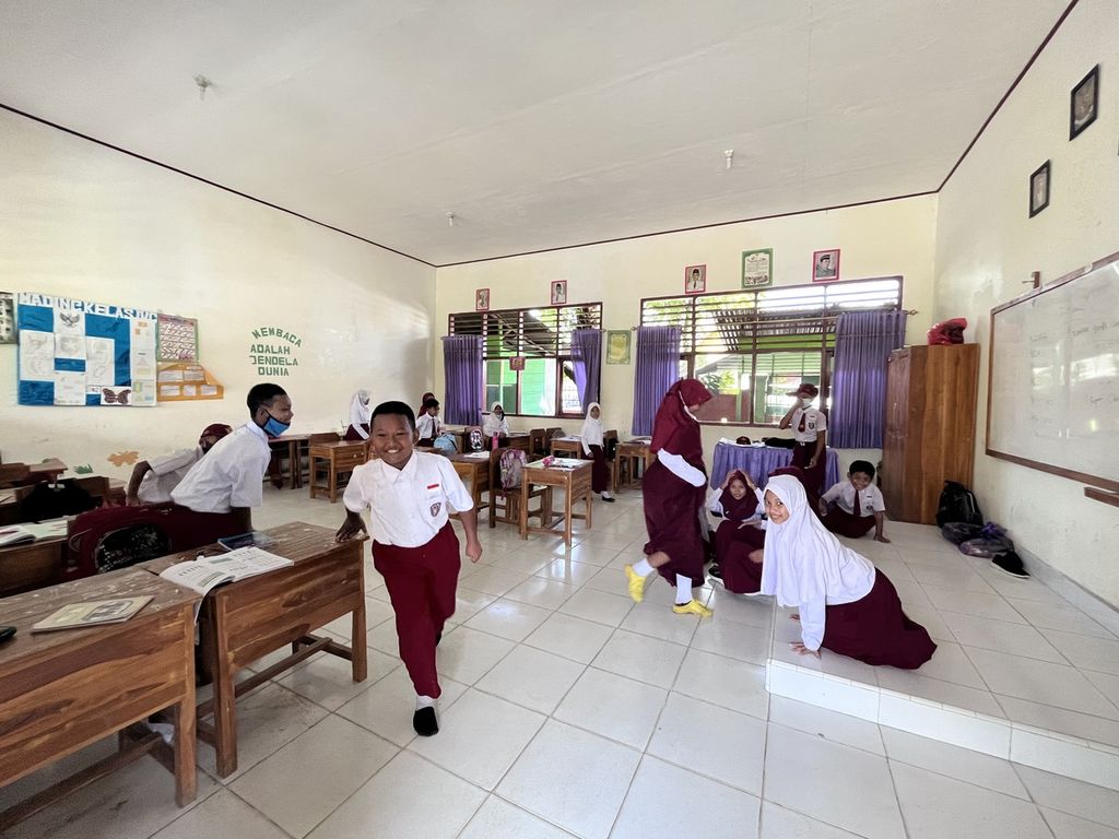 Siswa-siswi SD di Kendari, Sulawesi Tenggara, bermain di kelas tanpa protokol ketat, Selasa (10/5/2022) . Kasus hepatitis akut yang menyerang anak-anak bermunculan di banyak tempat di Jawa. Meski begitu, pihak sekolah di Kendari belum mendapatkan pemahaman menyeluruh terkait kasus ini dan melaksanakan pembelajaran normal.
