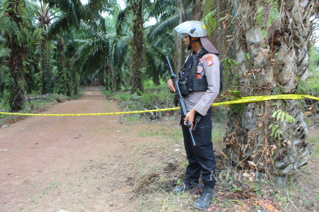 Aparat Polda Kalteng menjaga proses olah TKP di lokasi kejadian penembakan warga Seruyan hingga satu orang tewas tertembak. Olah TKP itu dilakukan di Desa Bangkal, Kabupaten Seruyan, Rabu (11/10/2023).