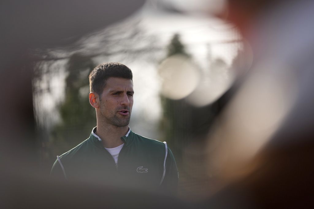 Petenis Serbia, Novak Djokovic, menjawab pertanyaan wartawan dalam sesi jumpa pers seusai menjalani latihan di Belgrade, Serbia, Rabu (22/2/2023). Ia tengah berpacu dengan waktu untuk kembali bugar seusai menderita cedera <i>hamstring</i>.