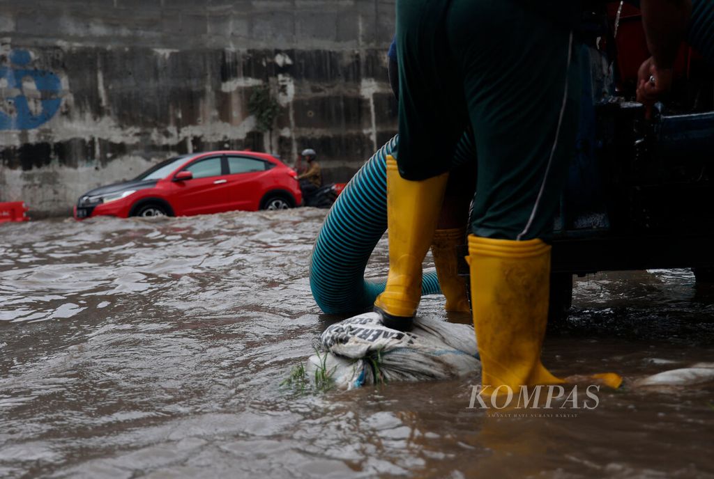 Kendaraan mencari akses jalan aman untuk dilintasi saat banjir terjadi di jalan pantura Kaligawe, Kota Semarang, Jawa Tengah, Rabu (13/3/2024).