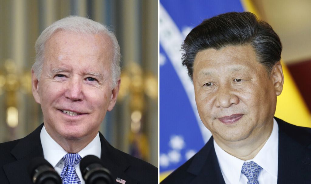 Kombinasi foto menunjukkan President Amerika Serikat Joe Bidendi Washington, 6 November 2021, dan Presiden China Xi Jinping di  Brasília, 13 November 2019. (AP Photo/Alex Brandon, Eraldo Peres)