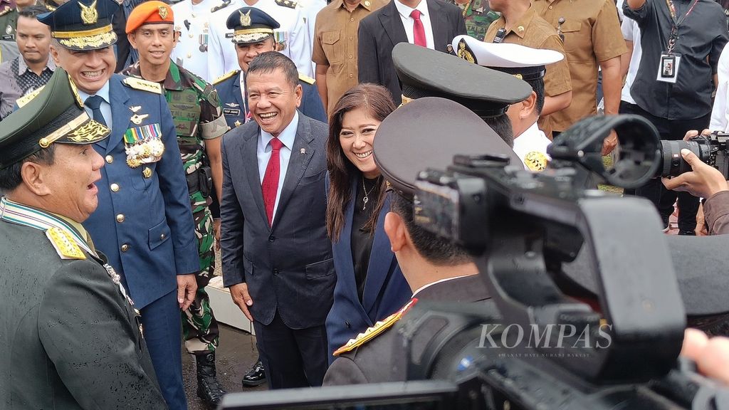 Menteri Pertahanan Prabowo Subianto (kiri) yang baru saja menerima kenaikan pangkat secara istimewa menjadi Jenderal Kehormatan di GOR Ahmad Yani, Cilangkap, Jakarta, Rabu (28/2/2024).