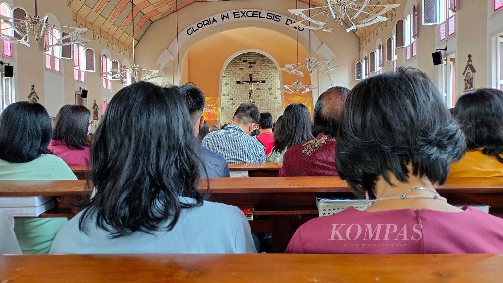 Ramainya kehadiran umat dalam misa malam Natal di Gereja St Ignatius, Kota Magelang, Jawa Tengah, membuat tiap orang sulit untuk duduk dengan menjaga jarak satu sama lain, seperti terlihat pada Sabtu (24/12/2022).