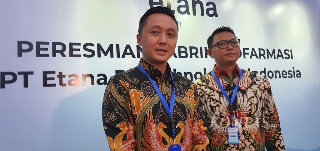 Direktur Utama PT Etana Biotechnologies Indonesia Nathan Tirtana (kiri) memberikan keterangan seusai peresmian pabrik biofarmasinya di kawasan Jakarta Industrial Estate Pulogadung, Jakarta, Jumat (7/10/2022).
