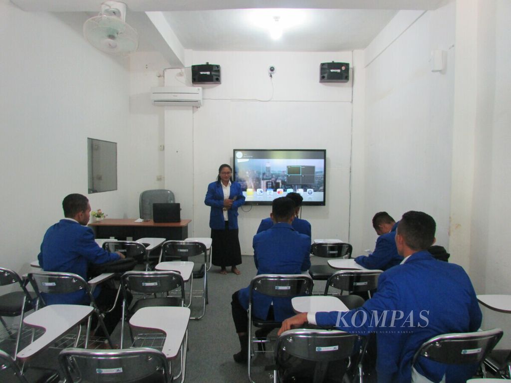 Maria Kleruk, mahasiswa IKIP Muhammadiyah Maumere, sedang praktik mengajar di depan kelas di hadapan sesama peserta. Mereka siap diterjunkan ke sekolah-sekolah di Sikka untuk menjalankan praktik lapangan sebagai salah satu bagian dari tugas perkuliahan.