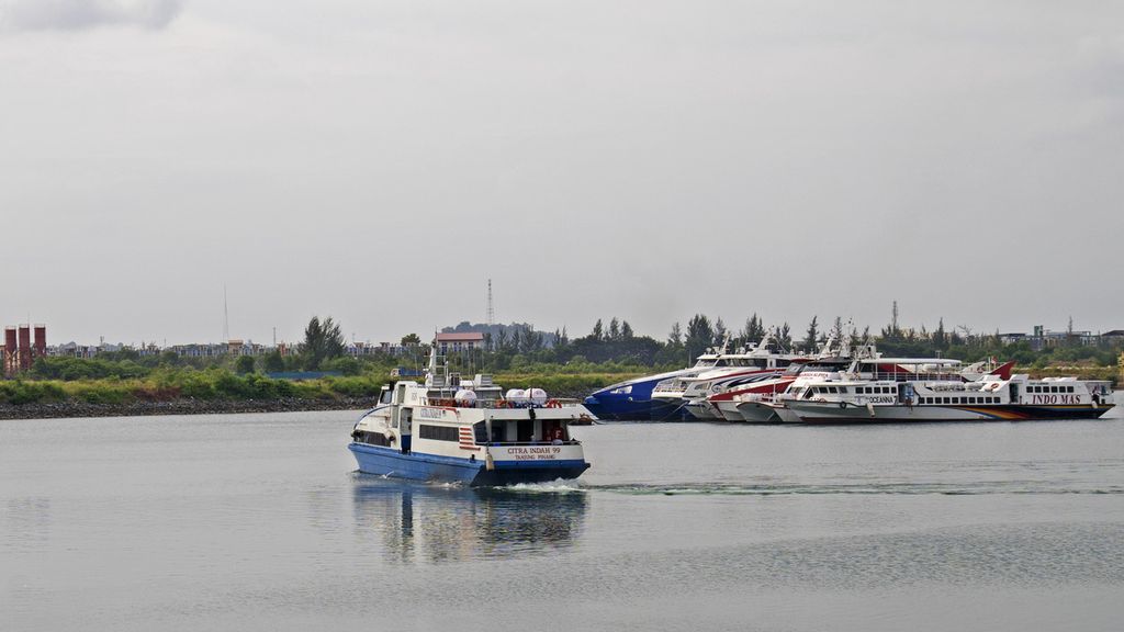 Aktivitas kapal penumpang di Pelabuhan Internasional Batam Centre, Kota Batam, Kepulauan Riau, Rabu (14/10/2020). Pelabuhan Internasional Batam Centre di Batam dan Bandara Internasional Soekarno Hatta di Tangerang dipilih menjadi dua pintu masuk yang dibuka untuk menerima dan memberangkatkan orang ke Singapura.