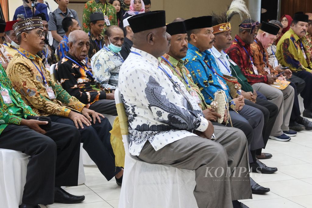 Wakil Presiden Maruf Amin berdialog dengan para tokoh adat, tokoh masyarakat, dan tokoh agama di Kabupaten Fakfak, Provinsi Papua Barat, Jumat (14/7/2023). Dalam dialog ini, disampaikan usulan pembentukan provinsi baru untuk mengakomodasi wilayah adat Bomberai. 