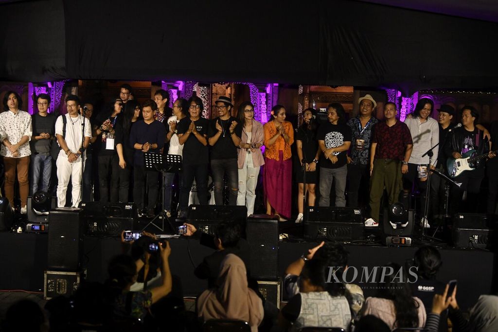 Musicians pose together on stage in a charity concert entitled Guitarist for the Nation: Cianjur Earthquake Donation, at Bentara Budaya Jakarta, Wednesday (7/12/2022)