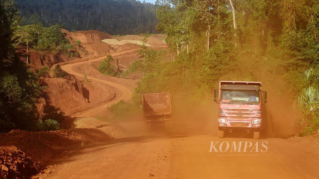 Truk pengangkut hasil tambang melewati jalan yang membelah hutan di pegunungan di Kecamatan Langgikima, Kabupaten Konawe Utara, Sultra, awal Agustus 2019.