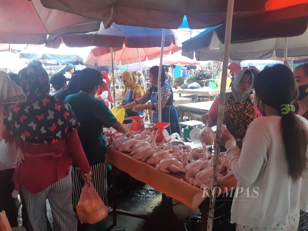 Aktivitas perdagangan ayam di Pasar Lemabang, Palembang, Sumatera Selatan, Senin (8/4/2022). Kenaikan ini disebabkan oleh lonjakan permintaan jelang Idul Fitri. Pemerintah menilai kenaikan harga jelang hari raya adalah wajar sepanjang barang tersedia di pasaran.