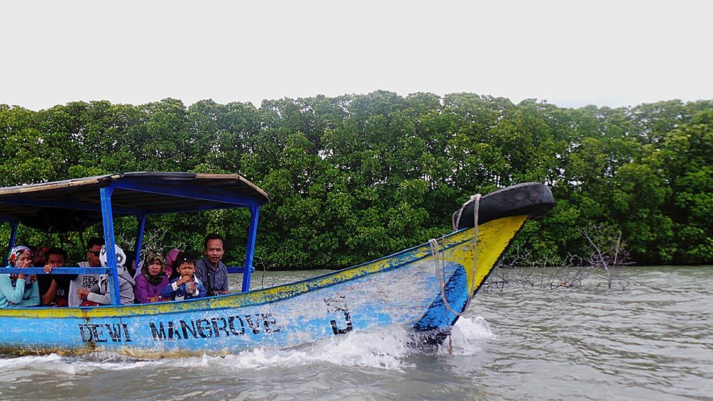 Perahu mengangkut para wisatawan di kawasan ekowisata mangrove, Dukuh Pandansari, Desa Kaliwlingi, Kecamatan Brebes, Kabupaten Brebes, Jawa Tengah, Minggu (4/2). Dari tambak yang tergerus abrasi, dukuh Pandansari berbenah. Kini, daerah tersebut menjadi kawasan ekowisata yang kerap dikunjungi para wisatawan.