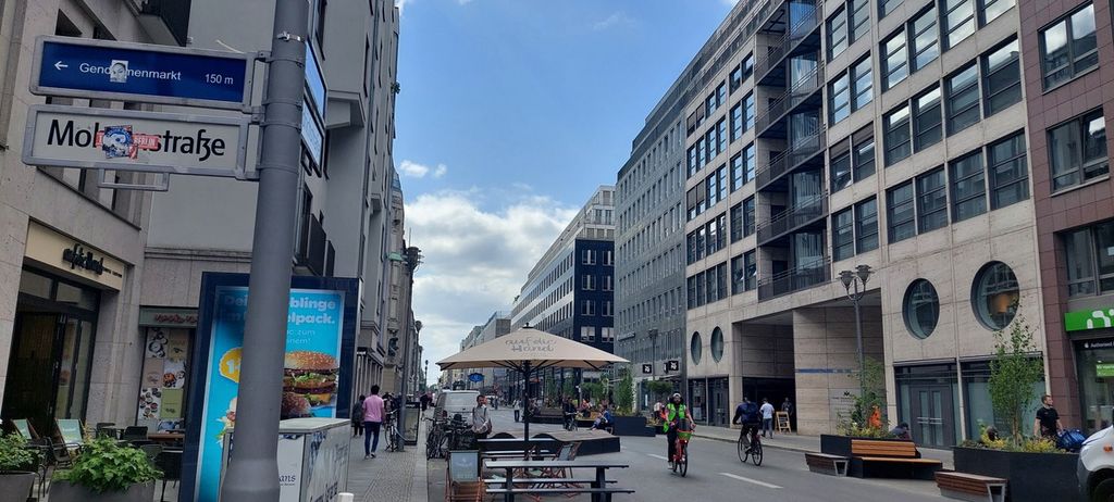 Salah satu ruas jalan di pusat kota Berlin, Jerman, yang ditutup dan dijadikan sebagai kawasan tanpa kendaraan bermotor. Kamis (25/5/2023) malam, warga setempat maupun turis asyik <i>nongkrong </i>di sana.