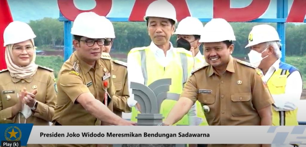 Presiden Joko Widodo meresmikan Bendungan Sadawarna di Kabupaten Sumedang, Jawa Barat, Selasa (27/12/2022). 