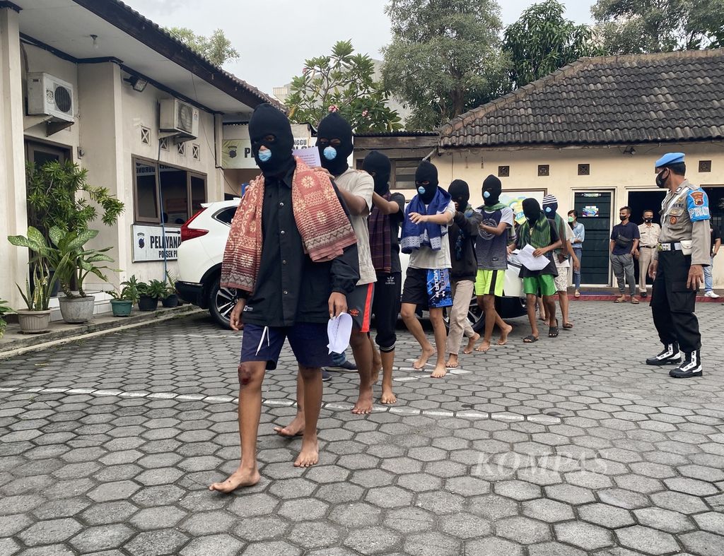 Anak-anak berjalan ke tempat konferensi pers di lobi Markas Kepolisian Sektor Pedurungan, Kota Semarang, Jawa Tengah, Jumat (8/4/2022). Mereka merupakan pelaku tawuran menggunakan sarung yang diciduk polisi karena dianggap mengganggu ketertiban umum. 