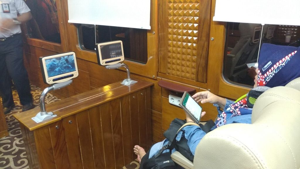Setiap penumpang dapat menonton televisi yang disediakan di setiap kursi di dalam kereta api kelas Priority.