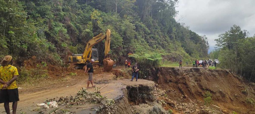 Perbaikan jalan Trans-Papua Km 55 di Kampung Gamei Jaya, Distrik Uwapa, yang terputus pada Senin (22/4/2024) sore.