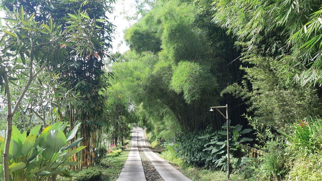 Jalan menuju kawasan wisata Bhumi Bambu di Baturraden, Kabupaten Banyumas, Jawa Tengah, Senin (6/3/2023).