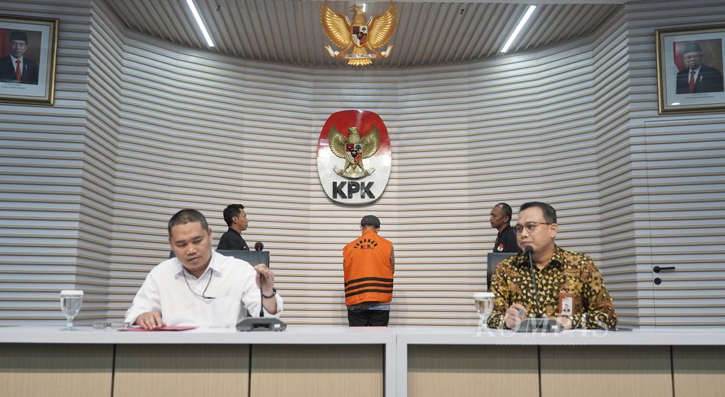 Direktur Penyidikan Komisi Pemberantasan Korupsi Asep Guntur (kiri) dan Juru Bicara KPK Ali Fikri (kanan) saat ekspose penahanan Hakim Agung Mahkamah Agung (nonaktif) Gazalba Saleh (tengah) di kantor KPK, Jakarta, Kamis (30/11/2023). 