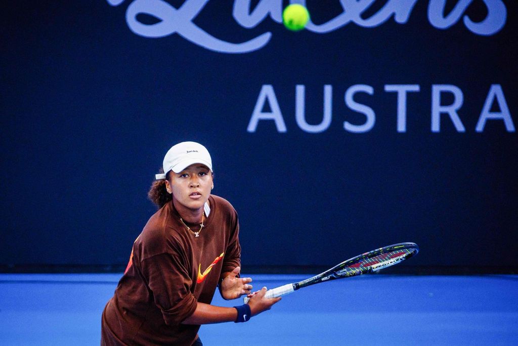 Petenis Jepang, Naomi Osaka, berlatih di Brisbane, Australia, Rabu (27/12/2023), untuk persiapan turnamen WTA 500 Brisbane.