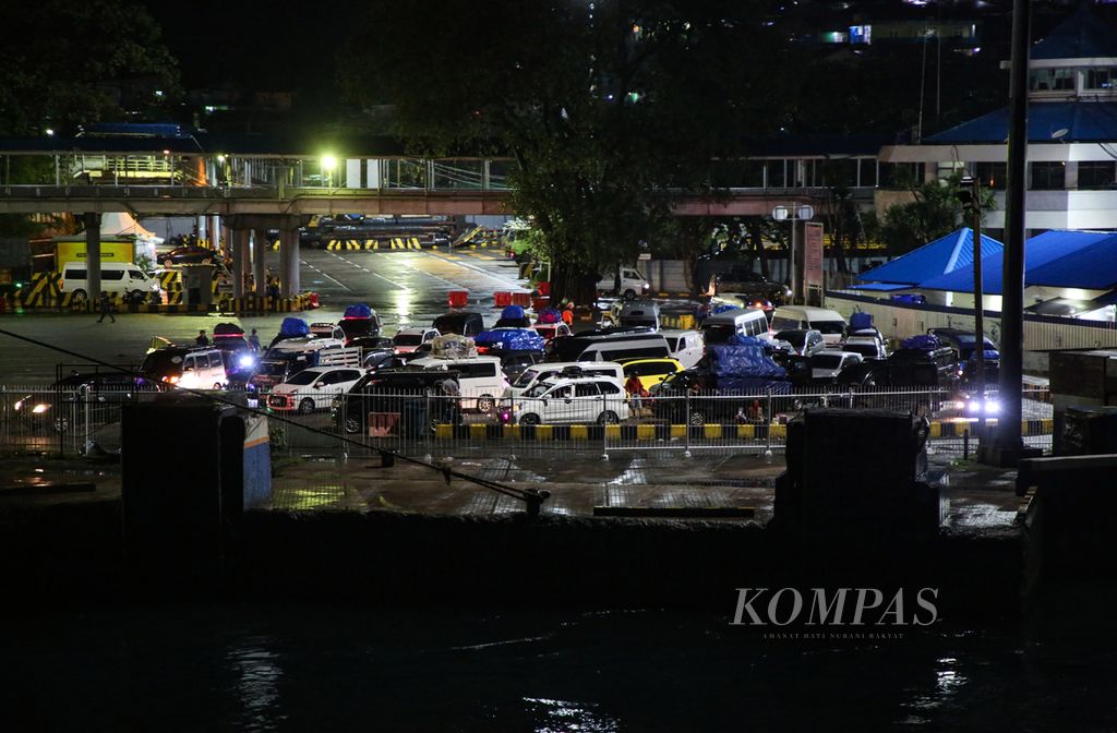 Kendaraan menunggu naik ke feri penyeberangan di pelabuhan Merak, Banten, Jumat (05/01/2024) dini hari. 