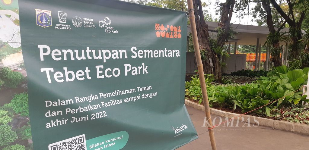Spanduk berisi informasi penutupan sementara Taman Tebet Eco Park pada 15-31 Maret 2022.