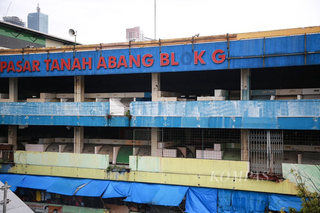  Selain Pusat grosir Central Tanah Abang, deretan kios yang tutup juga dijumpai di Pasar Tanah Abang Blok G, Kamis (17/11/2022).