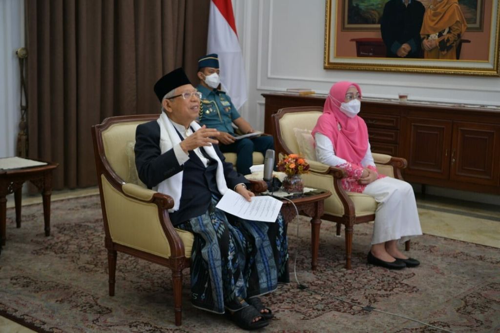 Wakil Presiden Ma’ruf Amin memberikan sambutan pada acara Peringatan Hari Santri Nasional yang digelar secara virtual oleh Komite Nasional Ekonomi dan Keuangan Syariah (KNEKS) di Jakarta, Kamis (22/10/2020). Mendampingi Wapres Amin  adalah Nyonya Wury Ma’ruf Amin.