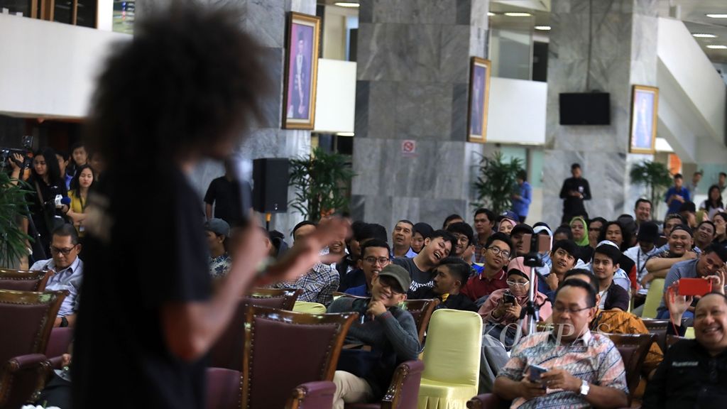 Penampilan para komika pada lomba komedi tunggal (<i>stand up comedy</i>) ”Kritik DPR” disambut antusias penonton di Kompleks Gedung Parlemen, Senayan, Jakarta, Kamis (5/9/2019). Lomba yang telah dua kali diselenggarakan ini digelar dalam rangka Hari Ulang Tahun Ke-74 DPR. Lomba dengan hadiah puluhan juta rupiah ini diikuti 85 peserta. 