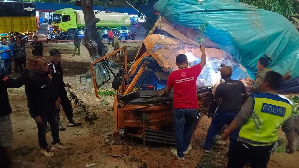 Sebuah truk fuso dengan nomor polisi BE 8170 FJ diduga mengalami rem blong sehingga menabrak palang pintu di pintu masuk Pelabuhan Bakauheni, Lampung Selatan, Lampung, Sabtu (23/9/2023) malam. Satu orang tewas dalam insiden tersebut. 