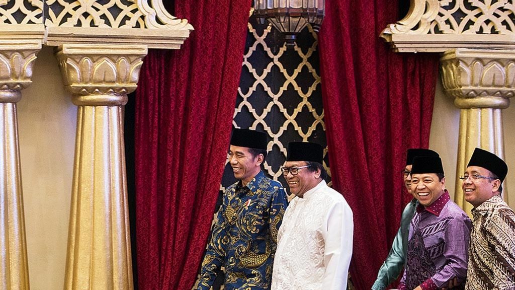 Presiden Joko Widodo (kiri) berjalan bersama Ketua DPD Oesman Sapta Odang (kedua kiri), Ketua MPR Zulkifli Hasan (ketiga kanan), Ketua DPR Setya Novanto (kedua kanan), dan Mensesneg Pratikno (kanan) saat menghadiri buka puasa bersama di kediaman Ketua DPD, Jakarta, Selasa (6/6/2017). 