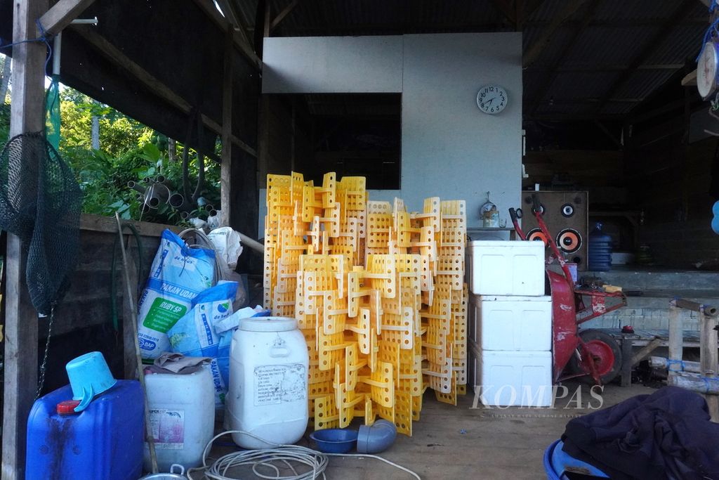 Alat-alat pendukung operasionalisasi tambak udang ditumpuk di salah satu sudut sebuah tambak udang yang telah berhenti beroperasi di Desa Kemujan, Kecamatan Karimunjawa, Kabupaten Jepara, Jawa Tengah, Selasa (16/4/2024). 